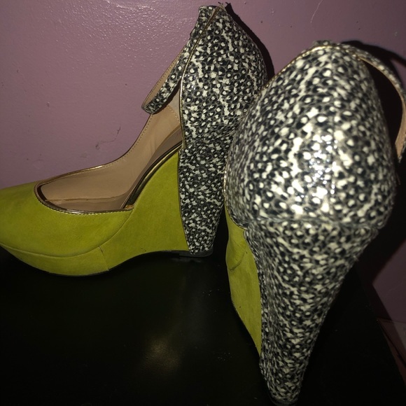 Lime and snake print wedges - Picture 5 of 7